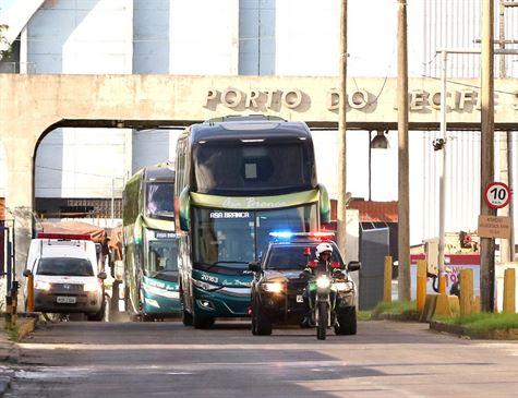 Turistas isolados em navio no Recife começam a ser retirados para embarcar de avião