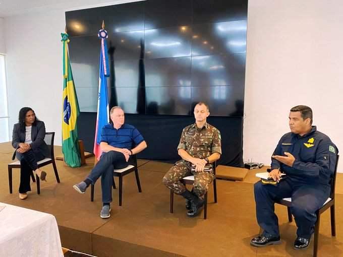 Casagrande se reúne com comandantes do Exército e da Marinha; viagens de ônibus restritas e aulas pela internet no ES