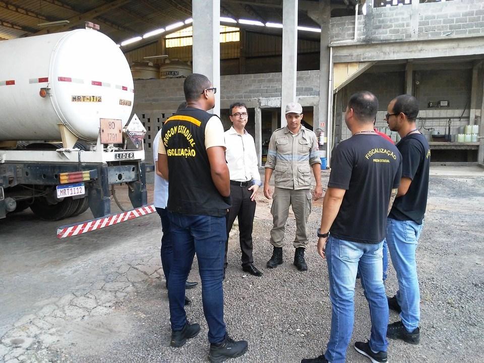 Operação conjunta do Procon-ES interdita fábrica clandestina de álcool em gel em Vila Velha