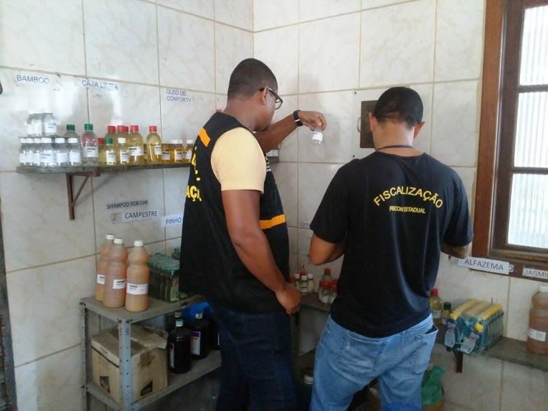 Operação conjunta do Procon-ES interdita fábrica clandestina de álcool em gel em Vila Velha