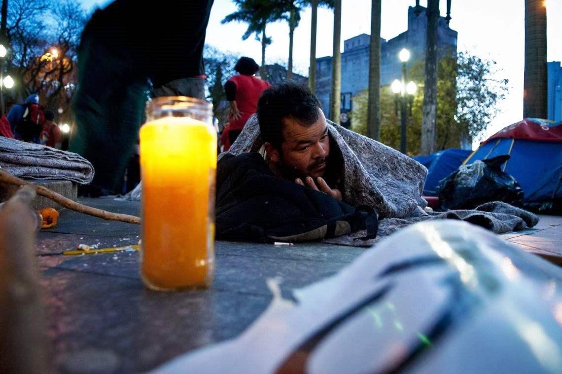 Sem acesso à informação e higiene, moradores em situação de rua seguem expostos à doença