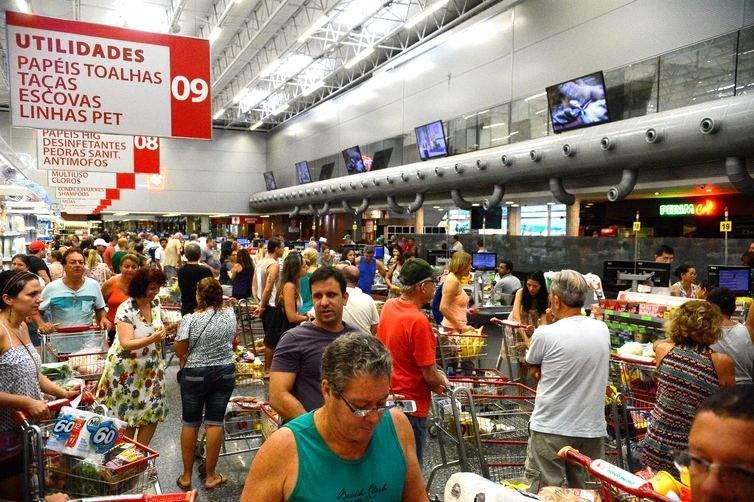 Supermercados são orientados a atender os idosos em horário especial no ES