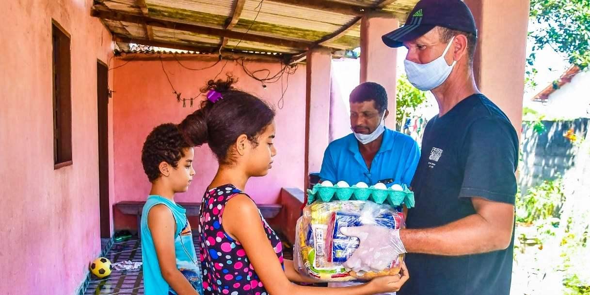 Estudantes da rede municipal de Linhares recebem kits merenda durante pandemia