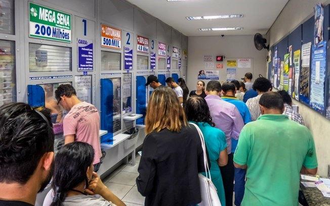 Justiça revê decisão e libera igrejas e lotéricas como serviços essenciais