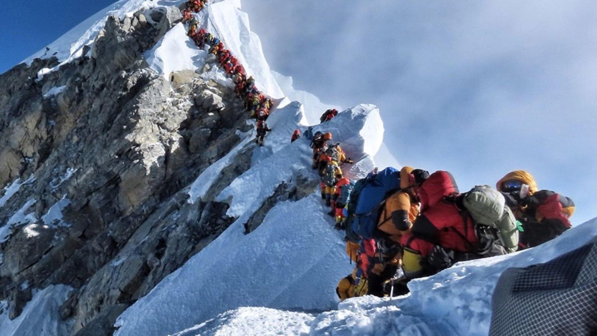 Chineses iniciam escalada no Everest em meio a pandemia