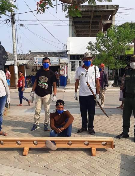 Na colômbia, cidadãos são presos pelos pés por desrespeito à quarentena