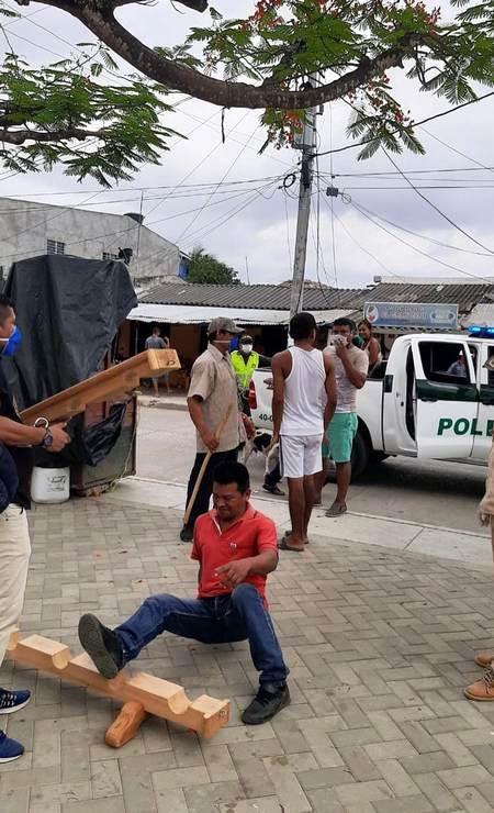 Na colômbia, cidadãos são presos pelos pés por desrespeito à quarentena