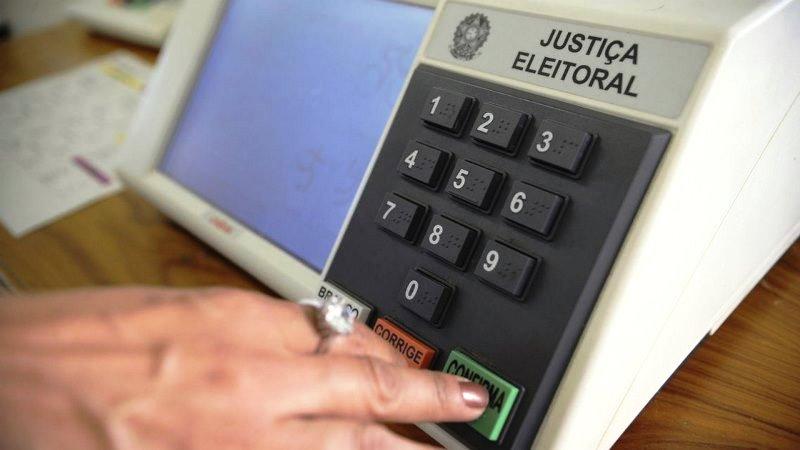 Parlamentares discutem adiamento de eleições municipais