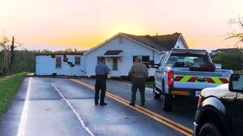 Casa vai parar no meio de rodovia após ser arrastada por ventos nos EUA