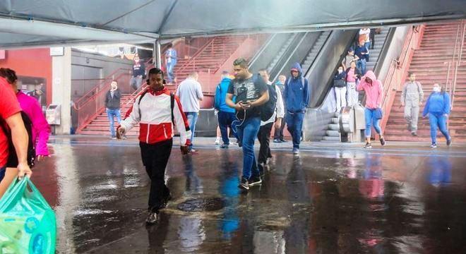 Tenda de higienização é montada em estação da CPTM de Osasco (SP)