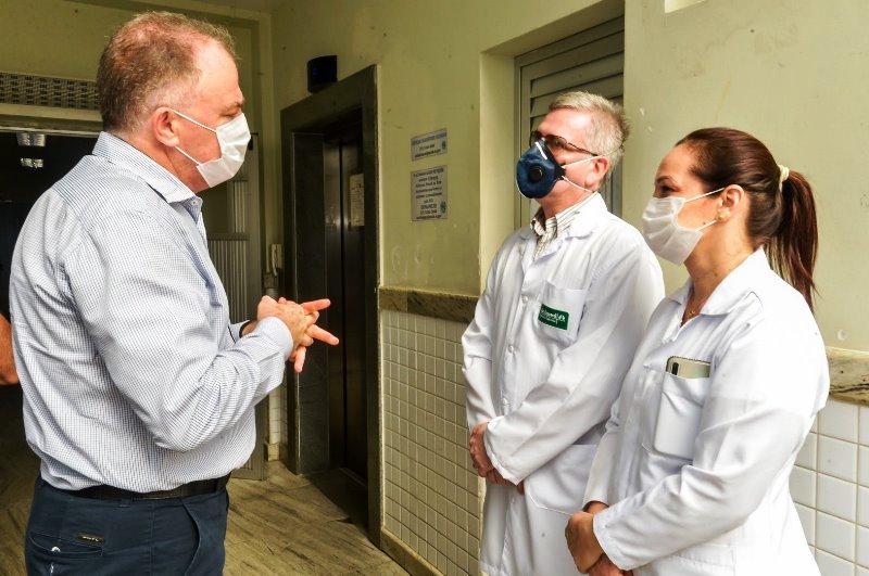 Governador do ES acompanha construção de novos leitos no Hospital Silvio Avidos, em Colatina