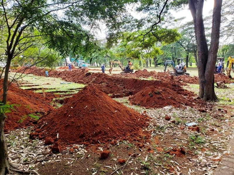 Retroescavadeiras começam a trabalhar na abertura de sepulturas extras em São Paulo