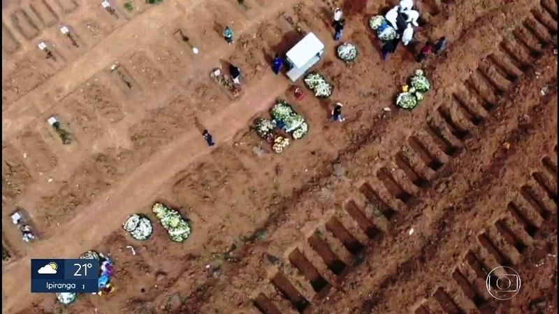 Retroescavadeiras começam a trabalhar na abertura de sepulturas extras em São Paulo