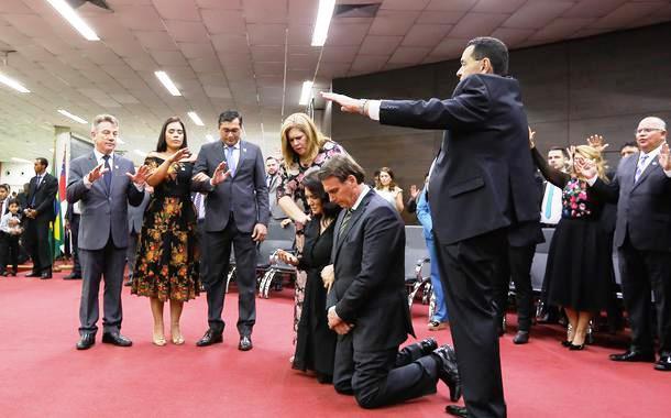 Pastora cobra dízimo do auxílio emergencial e afirma que Deus mandou Bolsonaro dar