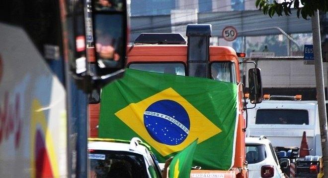 Protestos pedem fim de isolamento social em diversas regiões do Brasil