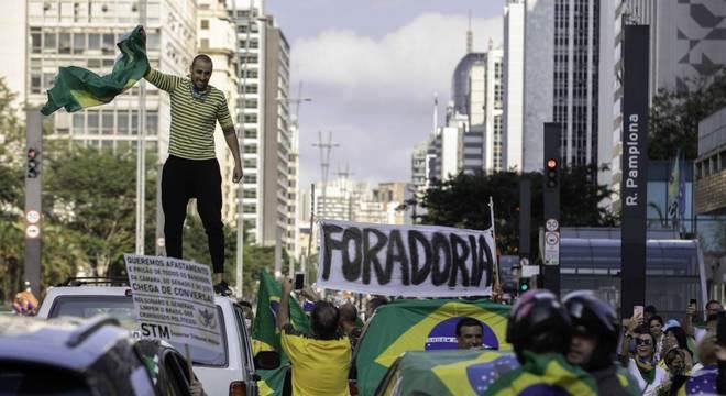 Protestos pedem fim de isolamento social em diversas regiões do Brasil