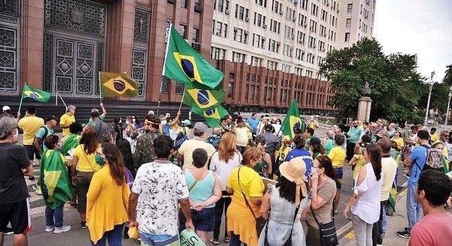 Protestos pedem fim de isolamento social em diversas regiões do Brasil