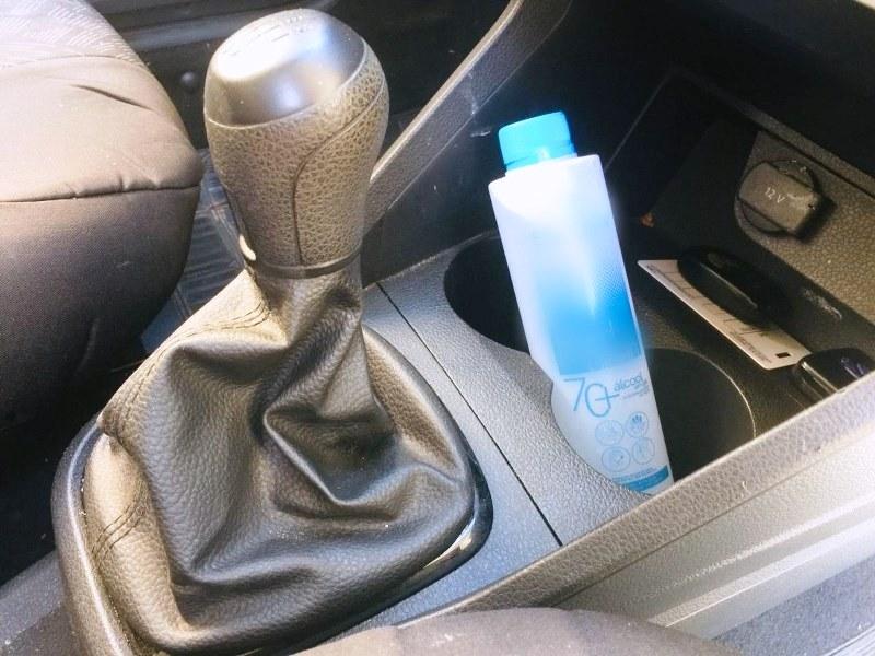 Esquecer álcool no carro tem risco real de combustão