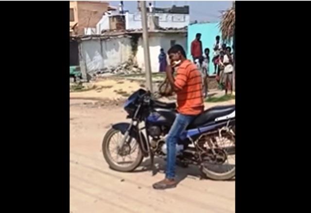 Homem morde e mata cobra enquanto anda de moto