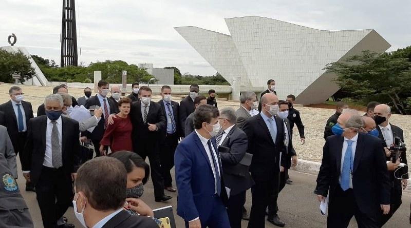 Bolsonaro atravessa Praça dos Três Poderes a pé e vai ao STF acompanhado de ministros e empresários