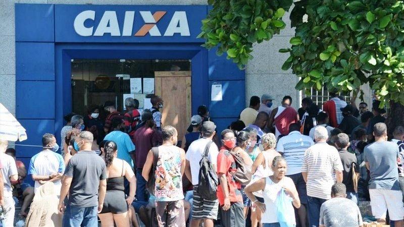 Caixa abre agências neste sábado para saque do auxílio; saiba quem tem direito