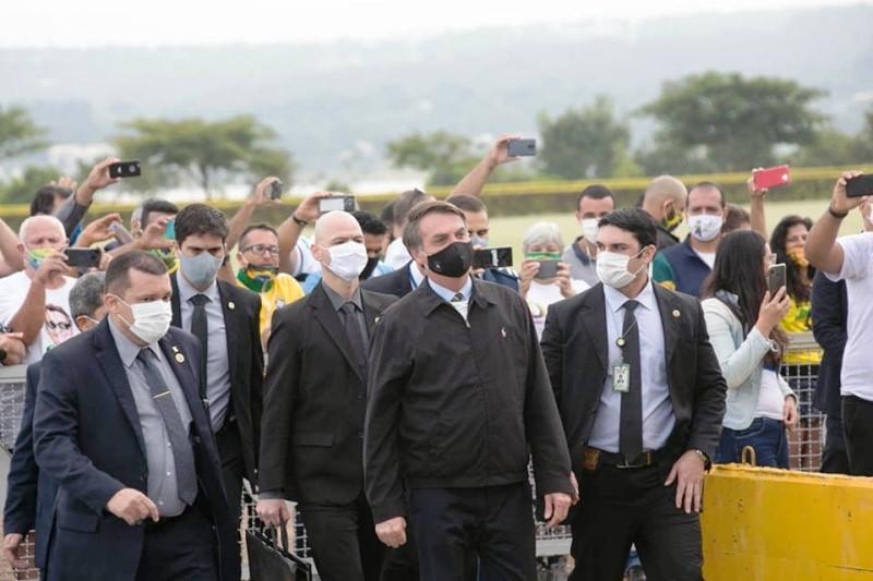 Bolsonaro sobre reabrir igrejas: “Vou ver se resolvo hoje essa parada aí”