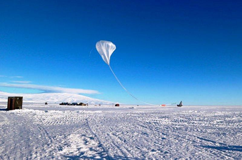 Caminho invertido de raios cósmicos intriga cientistas: Outro universo?