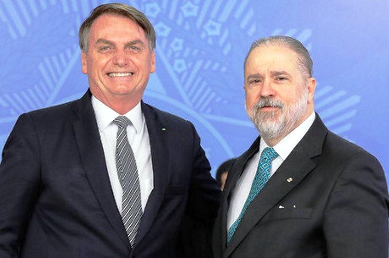 Bolsonaro vê Aras 'forte candidato' caso apareça 3ª vaga para o STF