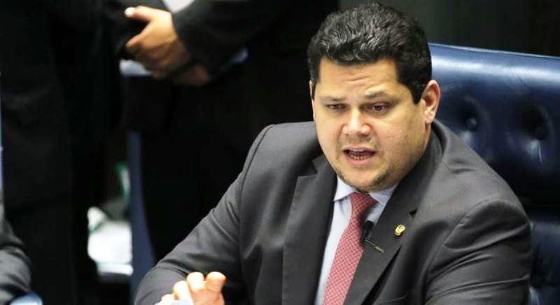 Alcolumbre prorroga validade da MP que flexibiliza ano letivo