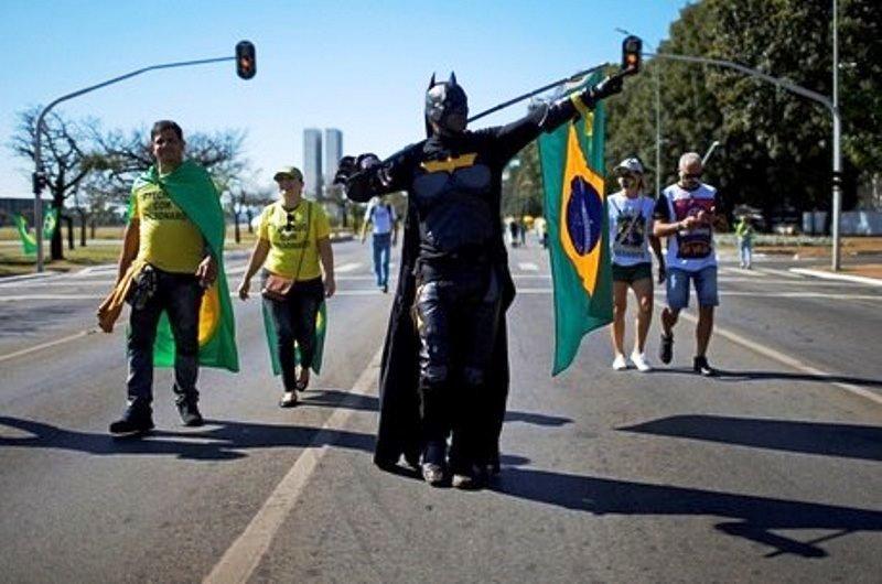 Brasil vive novo domingo de protestos a favor e contra o governo