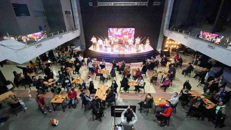 Em protesto a proibição de cultos, pastor transforma igreja em bar 