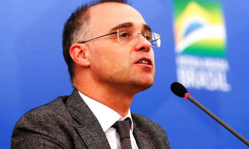 Ministro pede abertura de inquérito para apurar ofensa a Bolsonaro