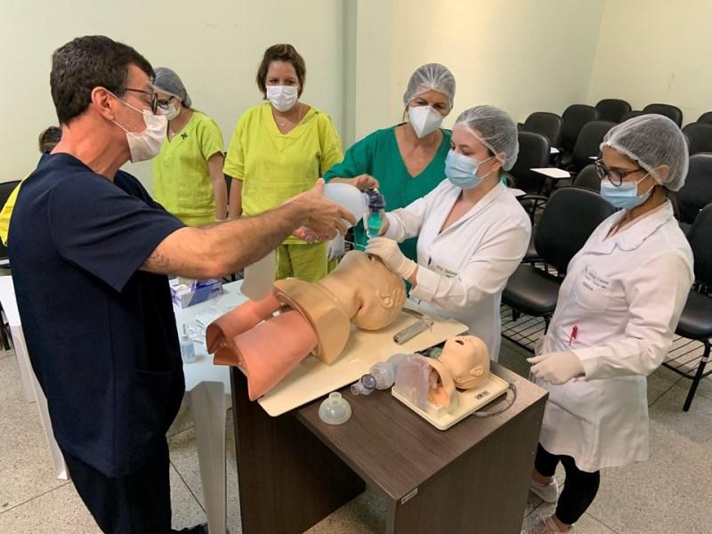 Pediatras e clínicos recebem treinamento para manejo de vias aéreas no Himaba