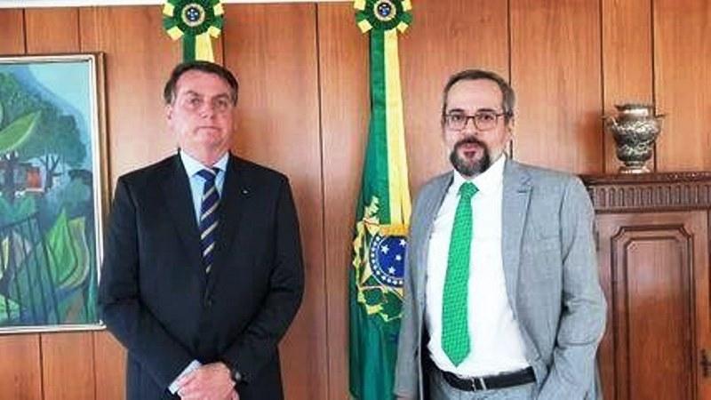 Ao lado de Bolsonaro, Weintraub confirma demissão do MEC