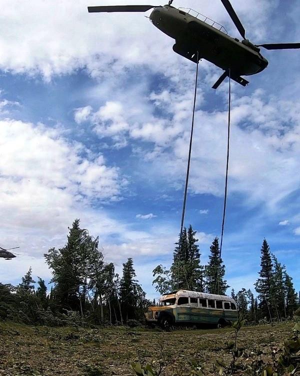 Ônibus de 'Na natureza selvagem' é retirado de parque do Alasca por colocar turistas em perigo