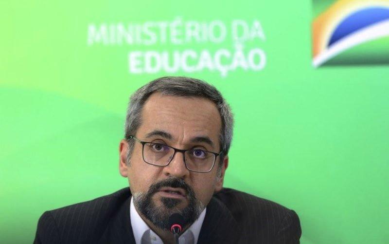 Mesmo sendo investigado, Weintraub já está nos Estados Unidos