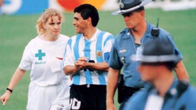 Massagista revela doping de Maradona: “se soubesse, teria jogado fora”