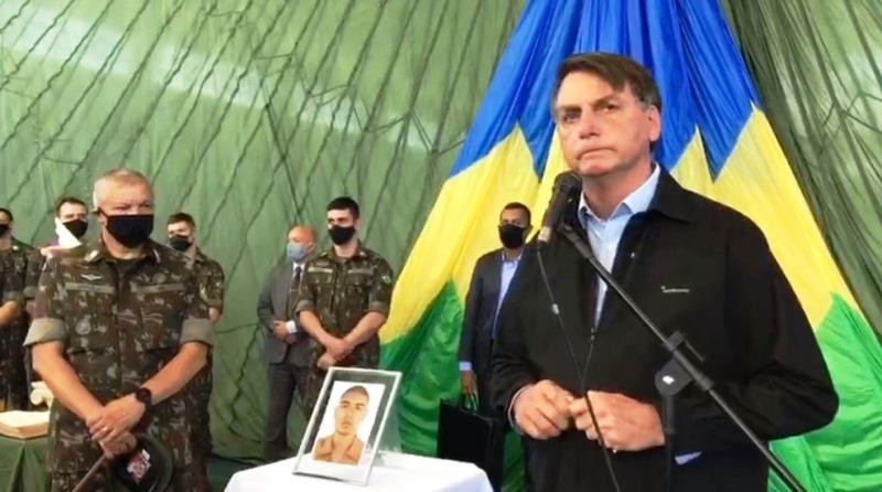 Bolsonaro diz que missão das Forças Armadas é defender democracia