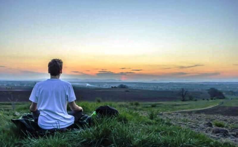 Homem faz retiro espiritual e volta sem entender nada do que está acontecendo no mundo