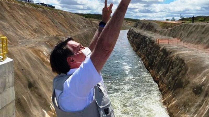 Bolsonaro inaugura trecho de transposição sem governadores