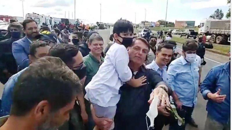 Fora da agenda, Bolsonaro vai a Araguari sem máscara e causa aglomeração