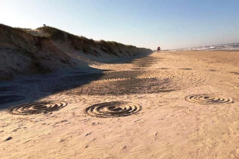 Luzes desconhecidas no céu e símbolos em praia intrigam moradores do RS