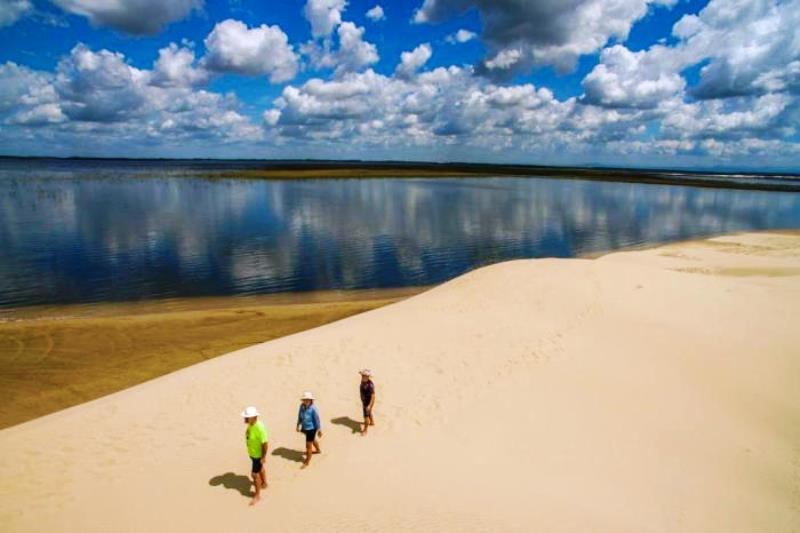 Luzes desconhecidas no céu e símbolos em praia intrigam moradores do RS