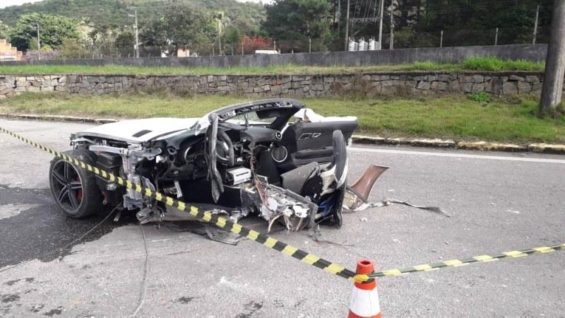 Empresário morre em acidente em SC; carro de luxo fica partido ao meio