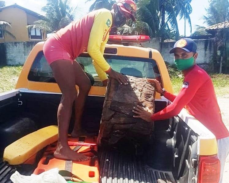 Caixas misteriosas voltam a aparecer em praias de Ipojuca, no litoral de Pernambuco