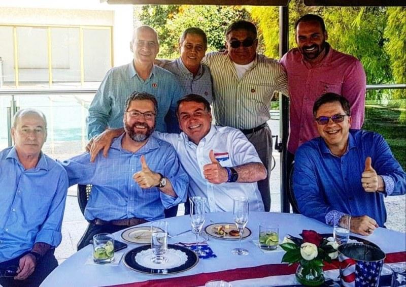 Sem máscaras, Bolsonaro, filho e ministros comemoram a independência dos EUA em Brasília