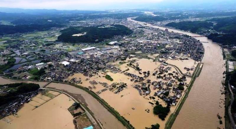 Famílias no Japão deixam suas casas em meio a inundações