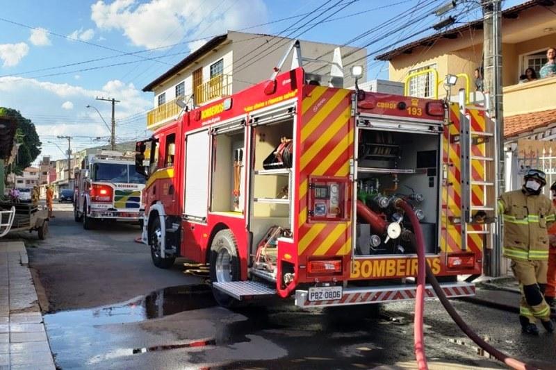 Homem tenta matar marimbondos com tocha e coloca fogo em casa