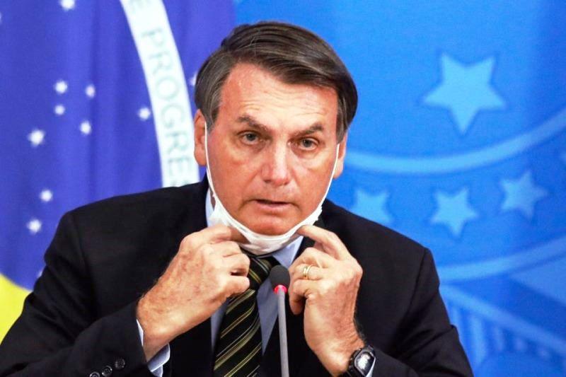 Com febre, Bolsonaro faz exame de Covid-19 e toma hidroxicloroquina