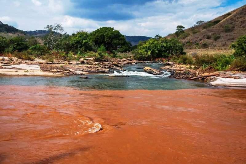 Defensorias denunciam Fundação Renova por suspensão de pagamentos a afetados por lama no Rio Doce